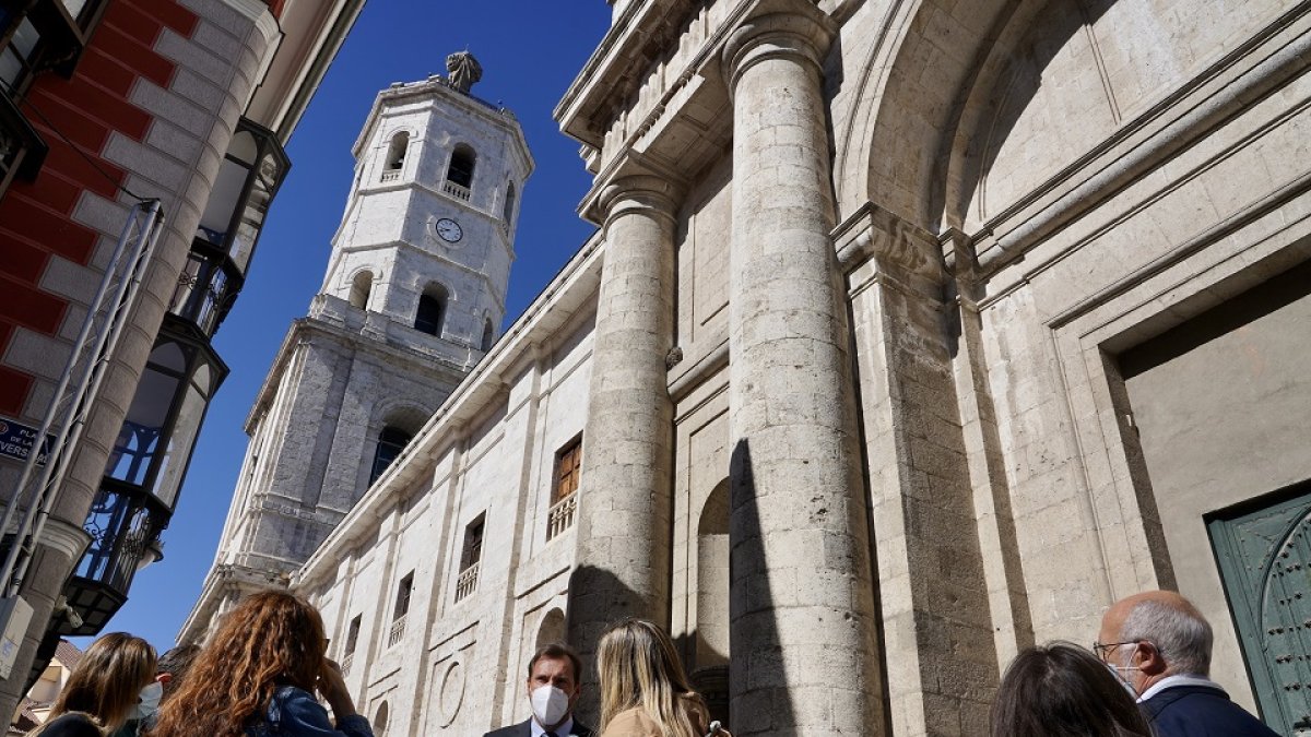 El alcalde de Valladolid, Óscar Puente, atiende a los medios después de la misa en honor a la virgen de San Lorenzo. - ICAL