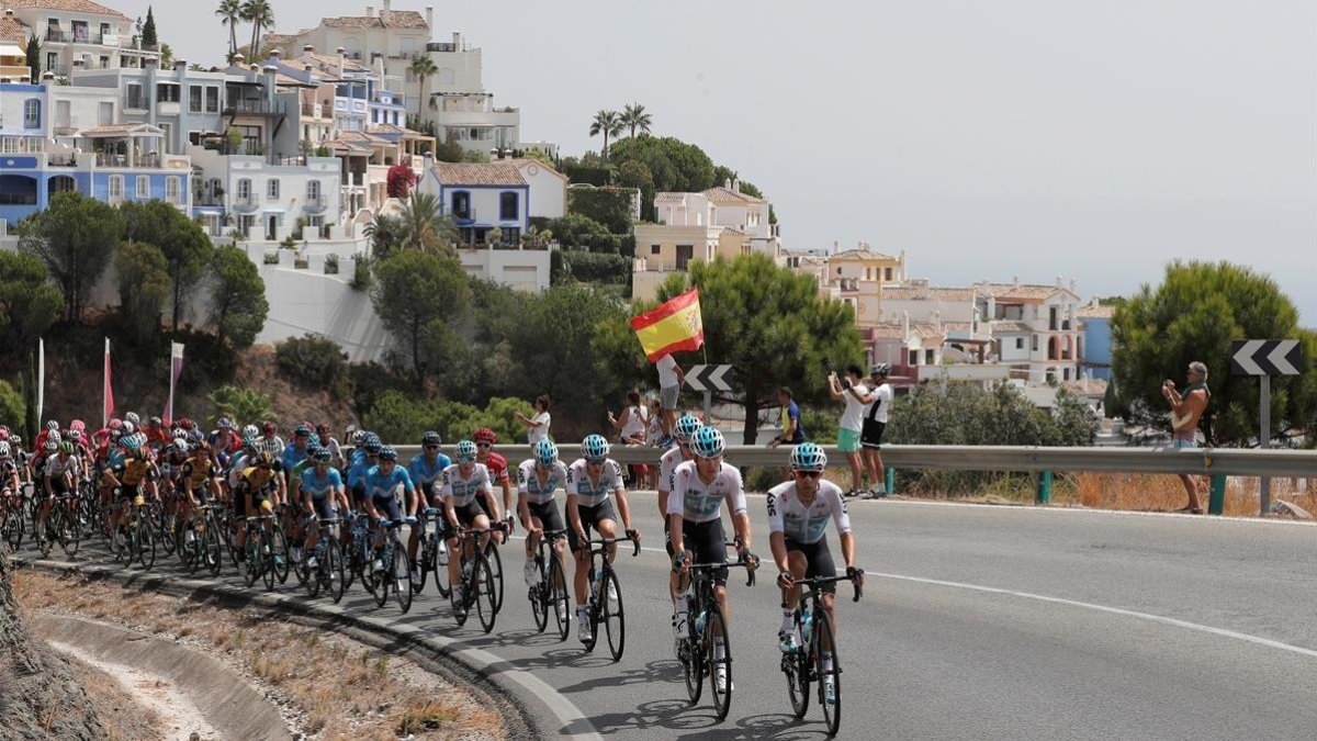 El pelotón de la Vuelta, durante la tercera etapa de la prueba. /-MANU BRUQUE