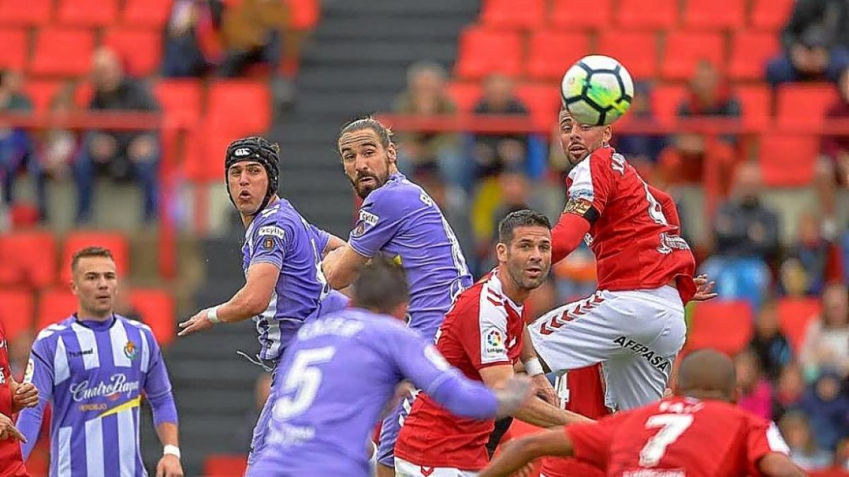 Luismi y Borja ven cómo les sobrepasa el balón, en un centro del Nàstic.-PHOTO-DEPORTE