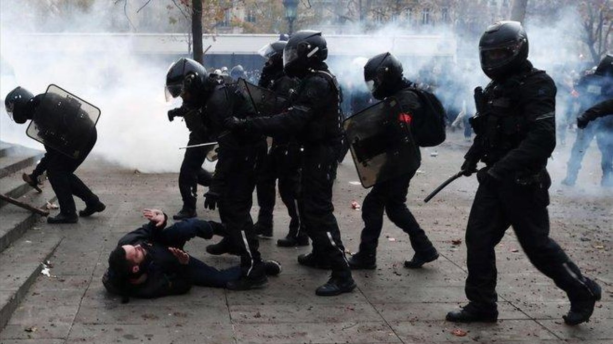 Enfrentamientos entre policías y manifestantes en París.-EFE EPA / IAN LANGSDON