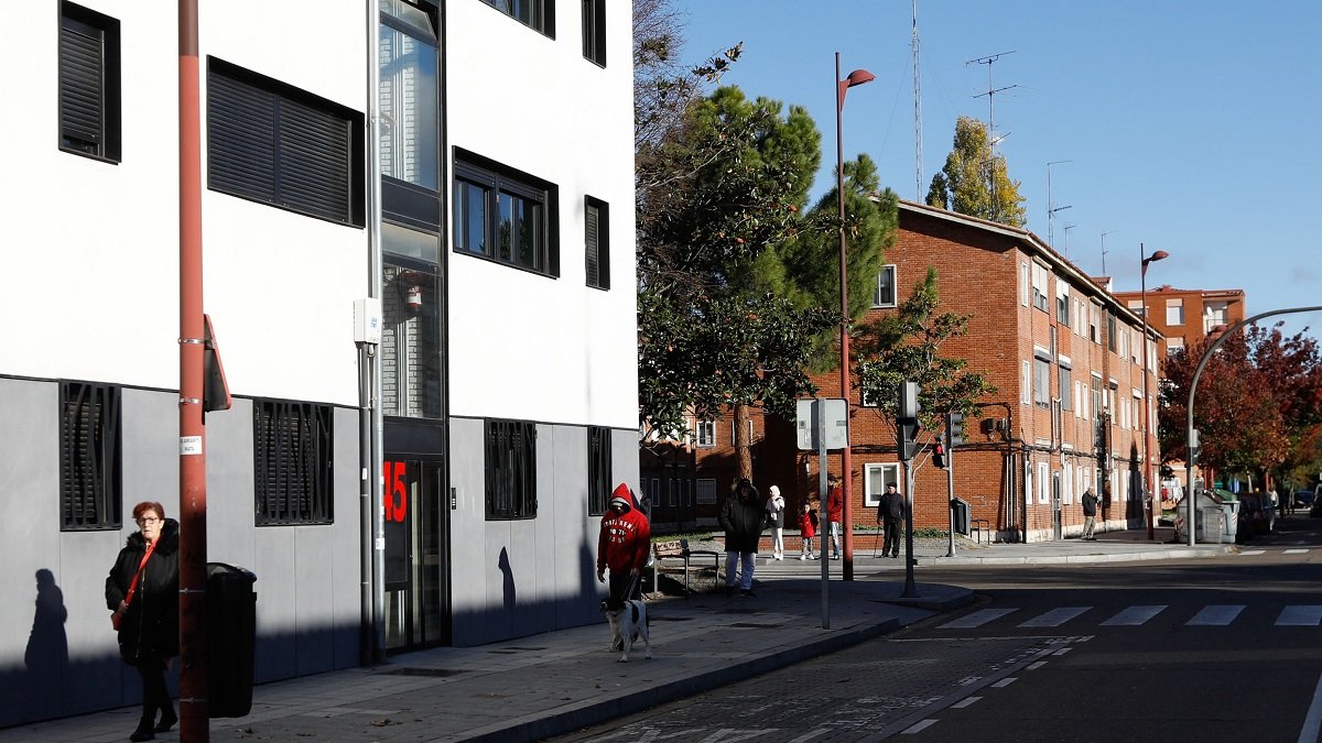 Barrio 29 de Octubre, con bloques rehabilitados y otros pendientes de las obras.- J.M. LOSTAU