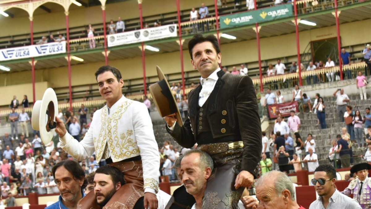 Salida a hombros de Sergio Pérez y Diego Ventura.-JOSÉ SALVADOR