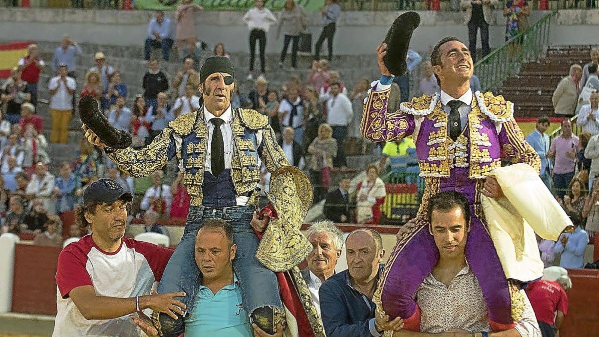 Juan José Padilla y El Fandi abandonan el coso a hombros de los aficionados.-JOSÉ SALVADOR