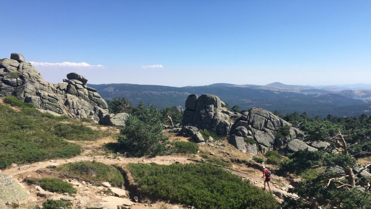 Un montañero atraviesa la zona rocosa de las Navas del Toril, ya muy cerca de la cumbre de Cueva Valiente-N.S.