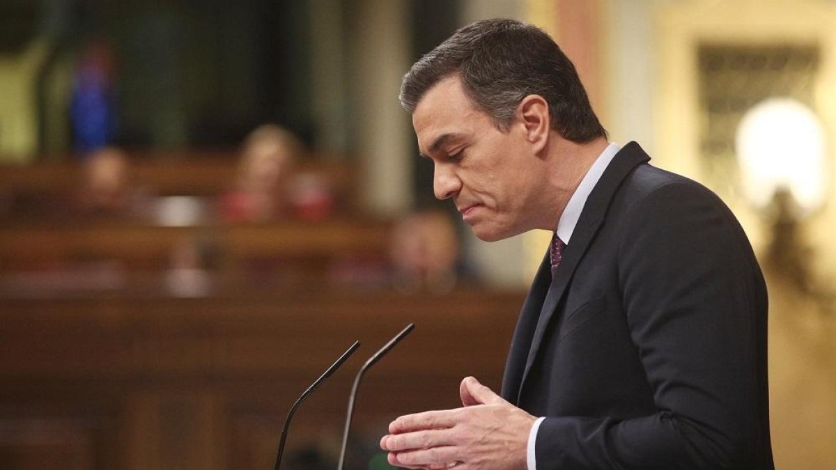 El presidente de Gobierno en funciones y secretario general del PSOE, Pedro Sánchez, pronuncia su discurso en la tribuna del Congreso de los Diputados durante la primera sesión del debate de su investidura.-EUROPA PRESS
