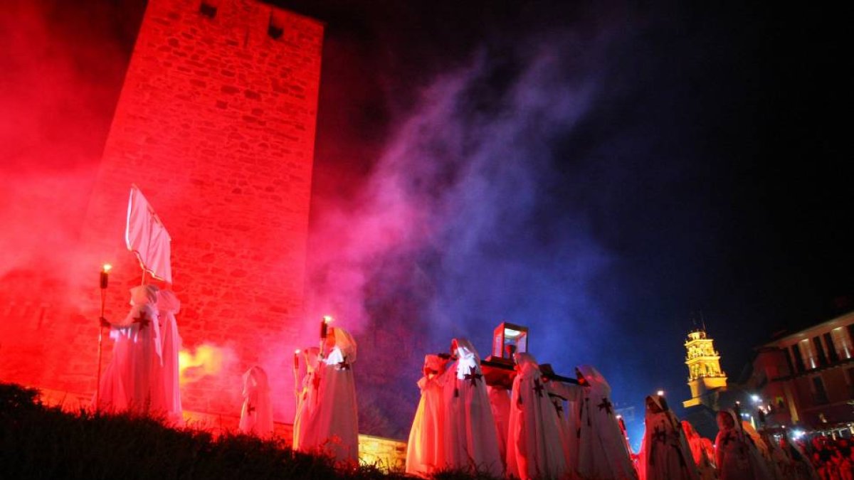 Desfile de la Noche Templaria de Ponferrada con el depósito del Arca y el Santo Grial en el castillo de los Templarios-Ical