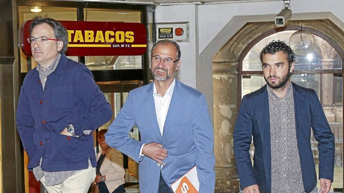 El delegado autonómico de Ciudadanos, Luis Fuentes, y el responsable de Comunicación, Pablo Yañez.-J. M. Lostau