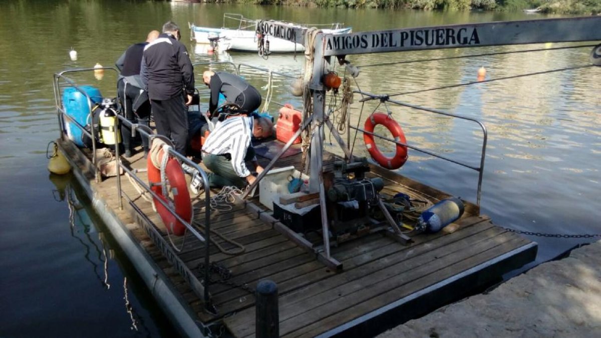 La Asociación Amigos del Pisuerga prepara la inmersión en el río.-E.M.