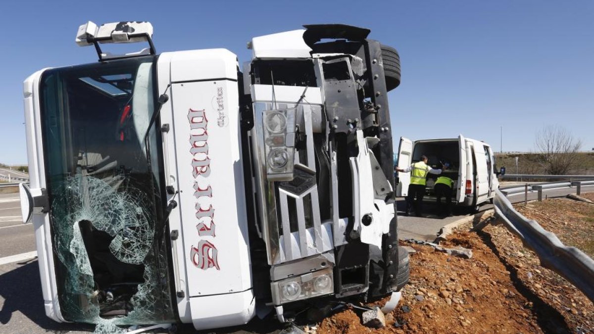 Accidente de tráfico entre un camión y un turismo en la localidad leonesa de Villamañán en el que han fallecido dos personas-ICAL