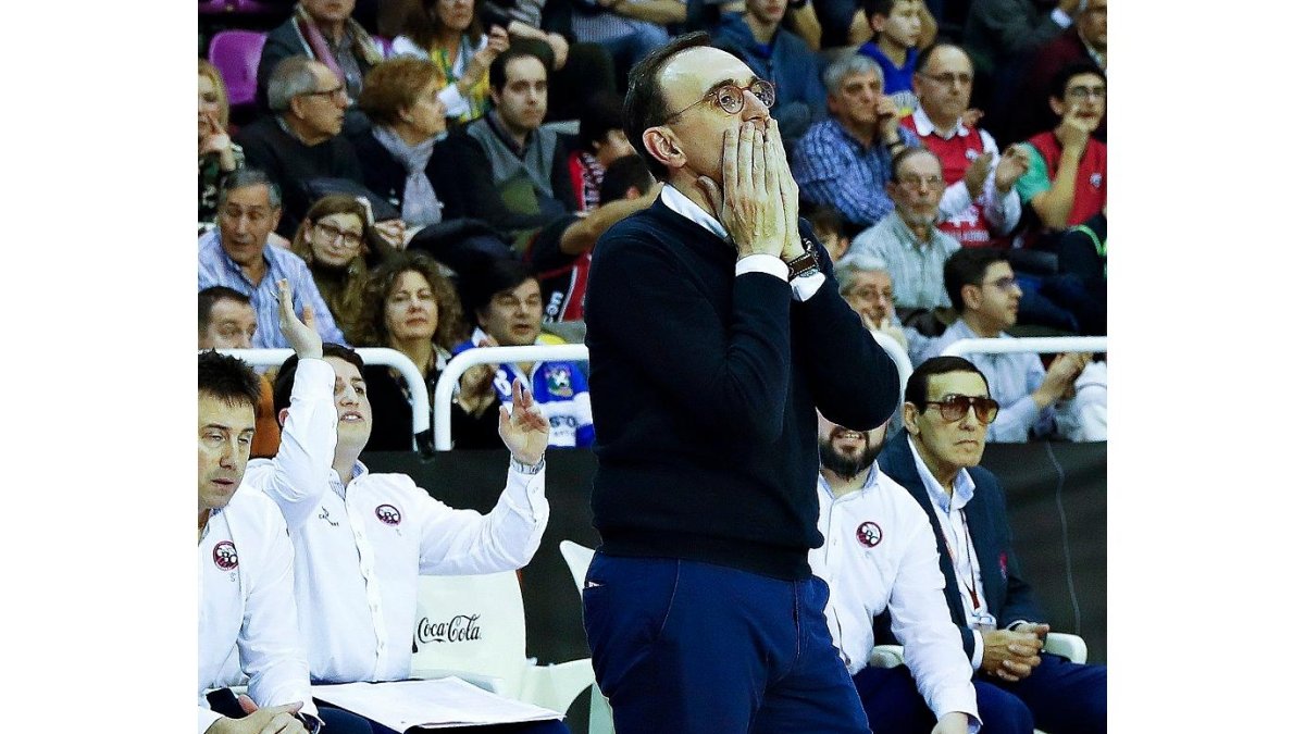 Hugo López, entrenador del Carramimbre Ciudad de Valladolid, se lamenta en la final de la Copa Princesa. J. M. LOSTAU