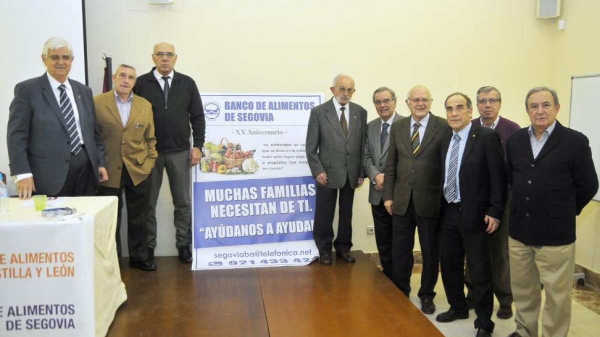 El presidente de la Federación del Banco de Alimentos de Castilla y León, Godofredo García Gómez, junto a miembros del Banco de Alimento, y el presidente de la Federación de Banco de Alimentos de segovia, Rufo Sanz (2D)-Ical