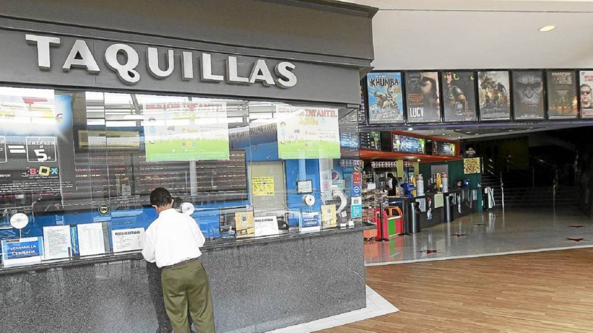 Taquillas de los cines situados en el Centro Comercial Vallsur-J.M.Lostau