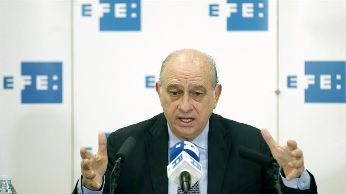 El cabeza de lista del PPC a las generales, el ministro Jorge Fernández Díaz, durante una rueda de prensa en la sede de la Agencia Efe en Barcelona-EFE