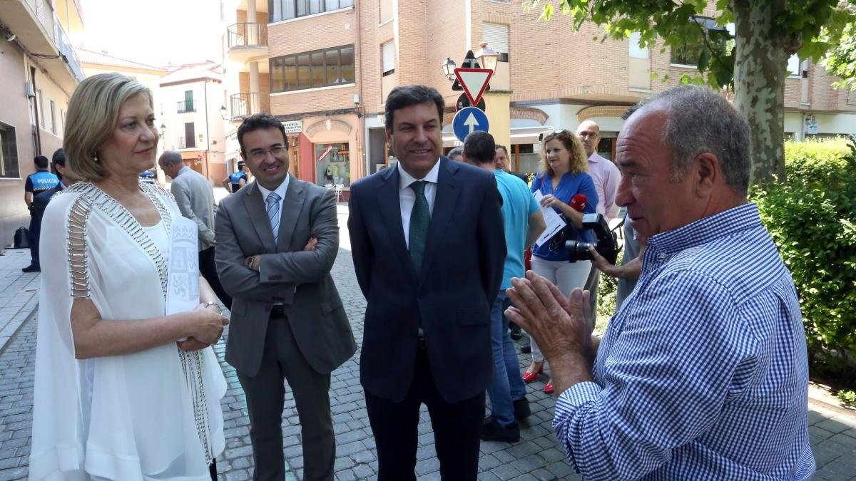 Los consejeros de Economía y Hacienda y Empleo, Pilar del Olmo y Carlos Fernández Carriedo, conversan con un ciudadano de Peñafiel durante su visita a las instalaciones de la Oficina del Servicio Público de Empleo de esta localidad vallisoletana-RUBÉN CACHO / ICAL