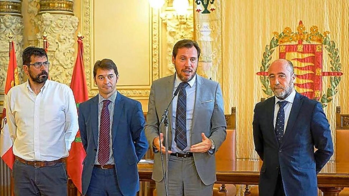 Alberto Bustos, Santiago Toca. Óscar Puente y Chema Valentín-Gamazo, ayer en el Ayuntamiento tras la reunión.-EM