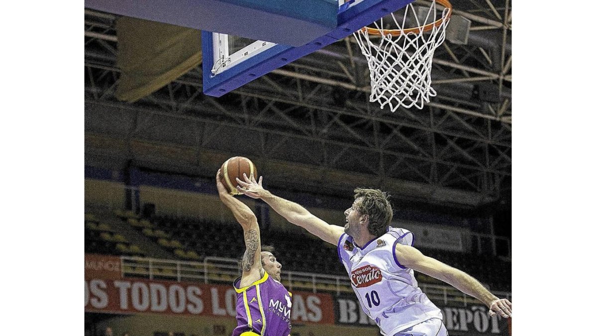 Otegui intenta taponar a Pino en el duelo disputado en Pisuerga-José C. Castillo