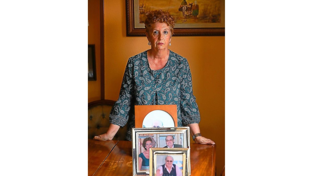 Carmen Rojo con las fotos de su marido en su casa.-P. REQUEJO