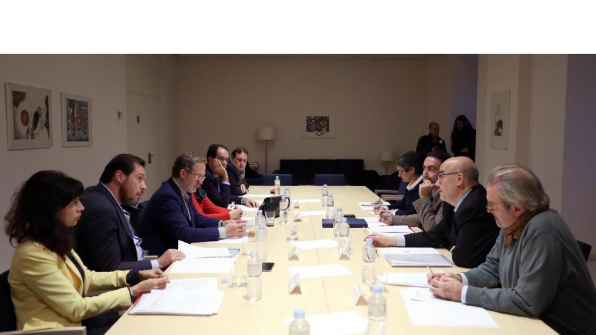 El alcalde de Valladolid, Óscar Puente, y la concejala de Cultura, Ana Redondo (I), presiden la reunión del Consejo Rector de la Fundación Patio Herreriano-ICAL