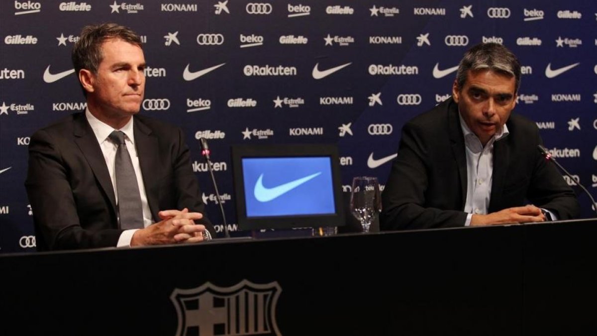 Robert Fernández y Albert Soler en la rueda de prensa tras el cierre del mercado en el Camp Nou.-IGNASI PAREDES