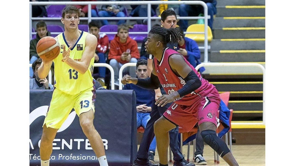 El azulgrana Sergi Martínez, con el balón ante la presencia de Gregg Gantt en el duelo jugado en Pisuerga.-P. REQUEJO