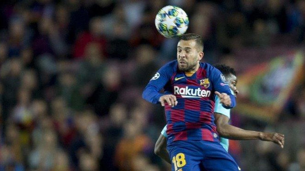 Jordi Alba despeja de cabeza, ayer.-JORDI COTRINA