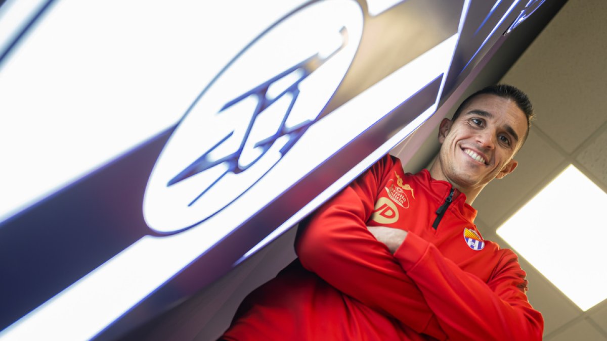 Jordi Masip posa con un escudo del Real Valladolid. / PHOTOGENIC