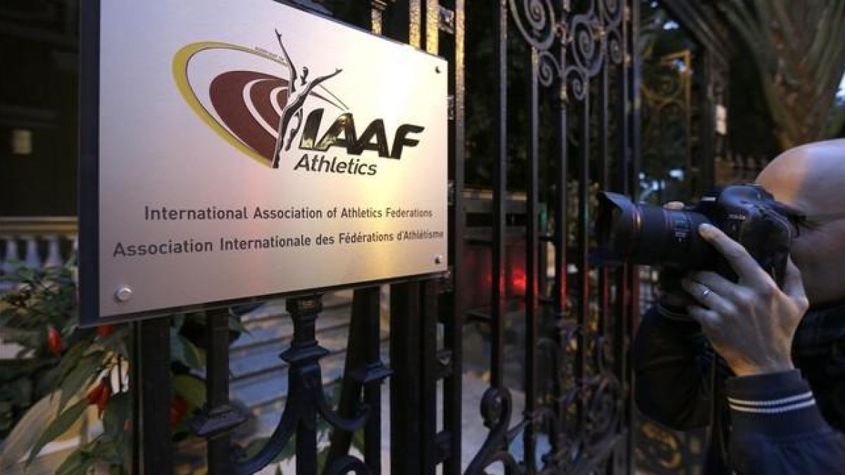 Un fotógrafo, ante la sede de la IAAF en Mónaco.-AP / LIONEL CIRONNEAU