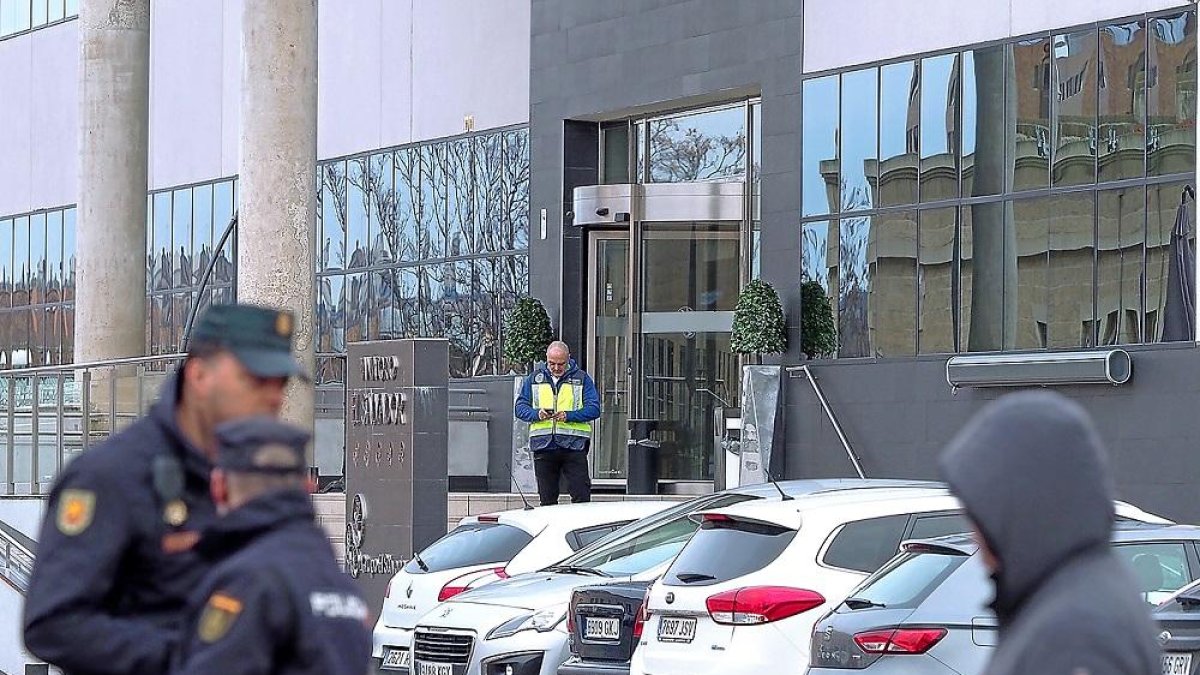 Agentes del Cuerpo Nacional de Policía en el registro al Tanatorio El Salvador.-M. Á. SANTOS
