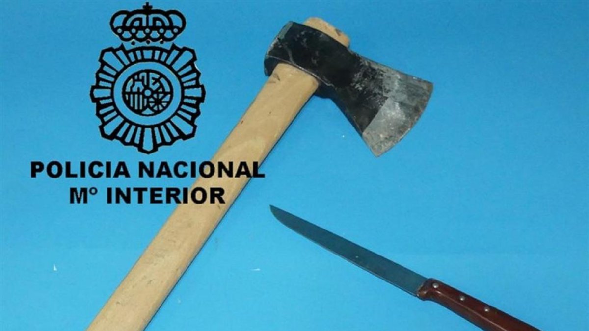 Hacha y cuchillos intervenidos durante la detención.-EUROPA PRESS