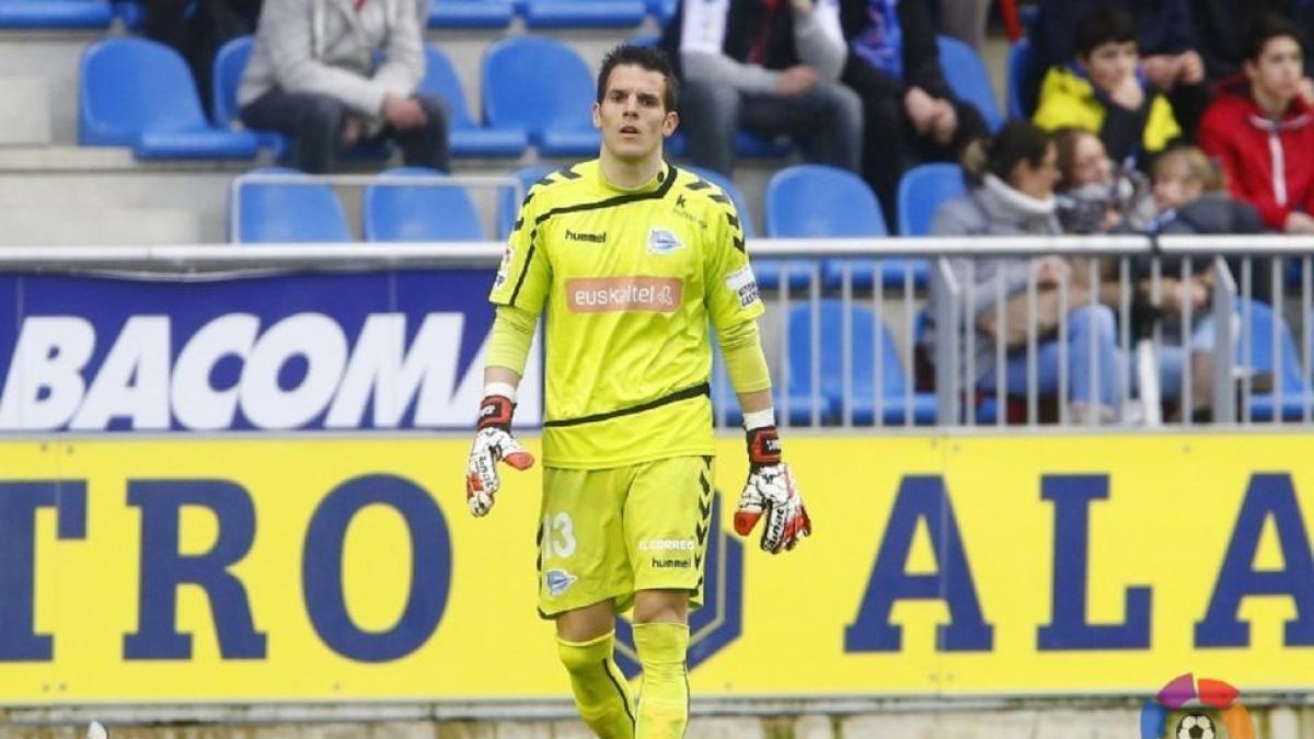 Pau Torres, durante el partido entre Alavés y Lugo disputado en Mendizorroza la última temporada.-LALIGA