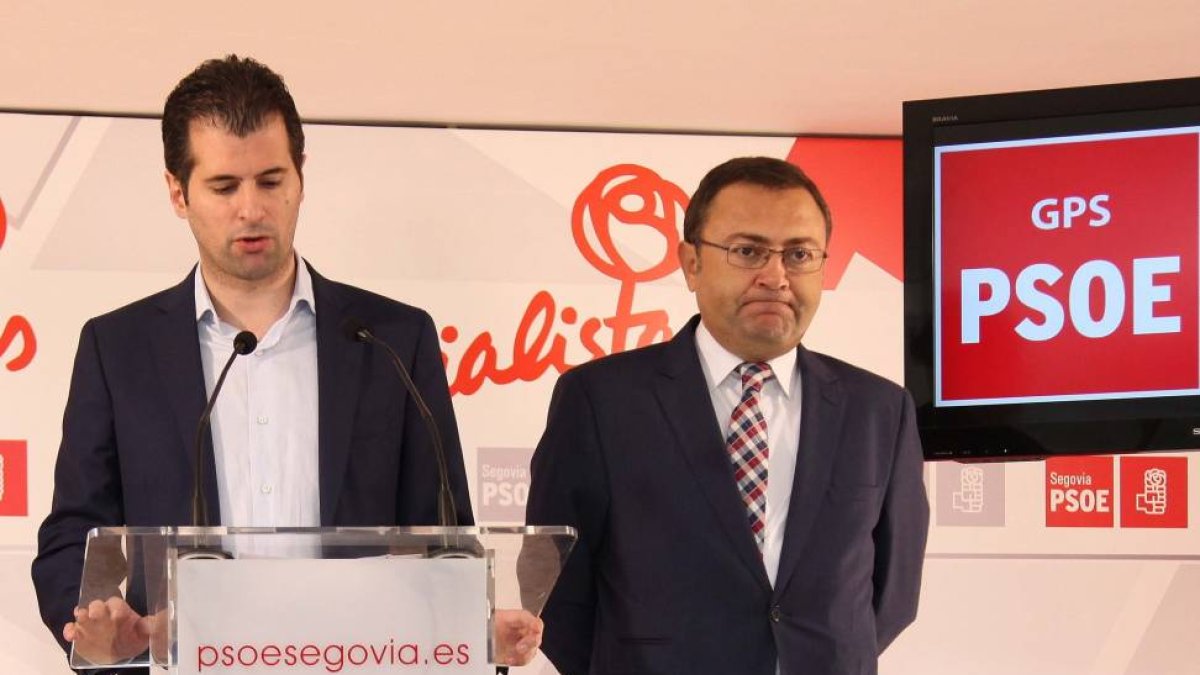 El secretario general del PSOE de Castilla y León, Luis Tudanca (I), y el secretario general del Grupo Socialista en el Congreso de los Diputados, Miguel Ángel Heredia (D), mantienen una jornada de trabajo en Segovia-Ical