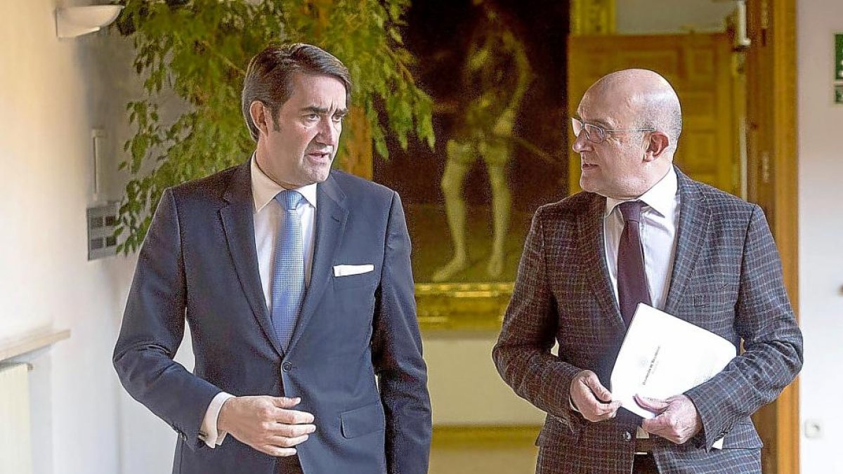 Juan Carlos Suárez-Quiñones y Jesús Julio Carnero ayer, en la sede de la Diputación Provincial.-EL MUNDO