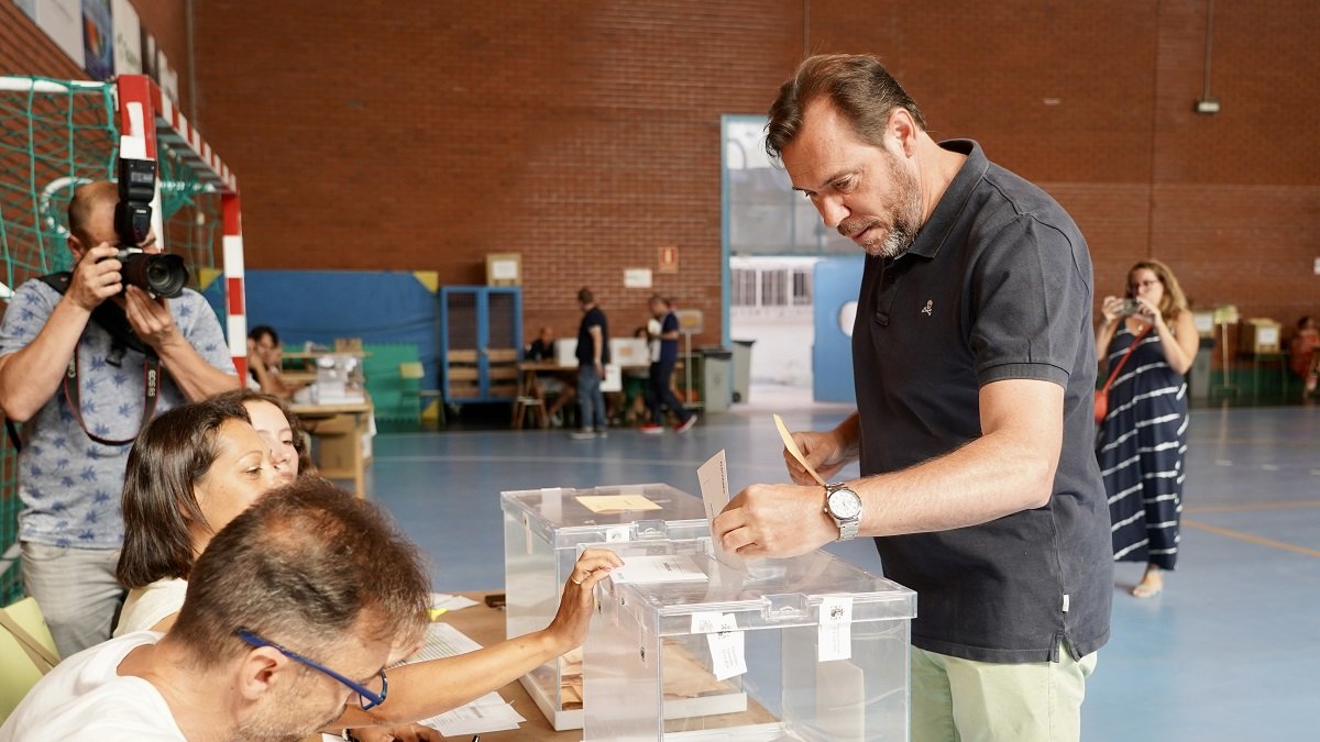 El cabeza de lista del PSOE al Congreso de los Diputados por Valladolid, Óscar Puente, ejerce su derecho al voto. -ICAL