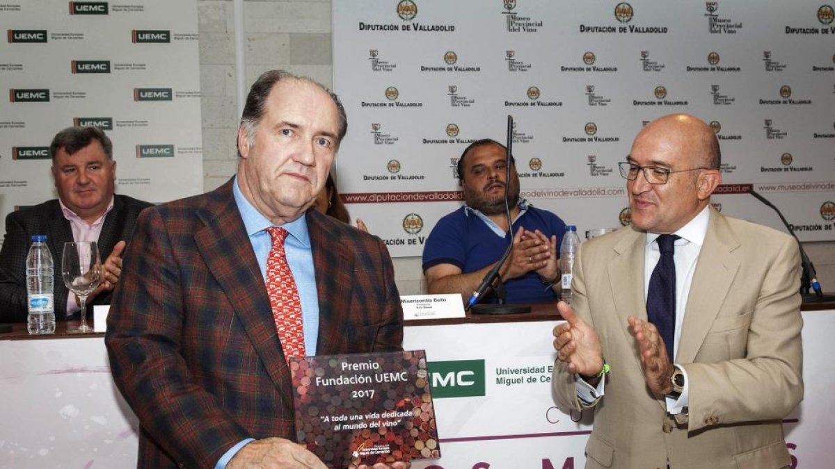El consejero delegado de Vega Sicilia, Pablo Álvarez, recibe el Premio Fundación UEMC por toda una vida dedicada al mundo del vino, en el marco del Curso 'Los mundos del vino'. El presidente de la Diputación de Valladolid, Jesús Julio Carnero.-ICAL