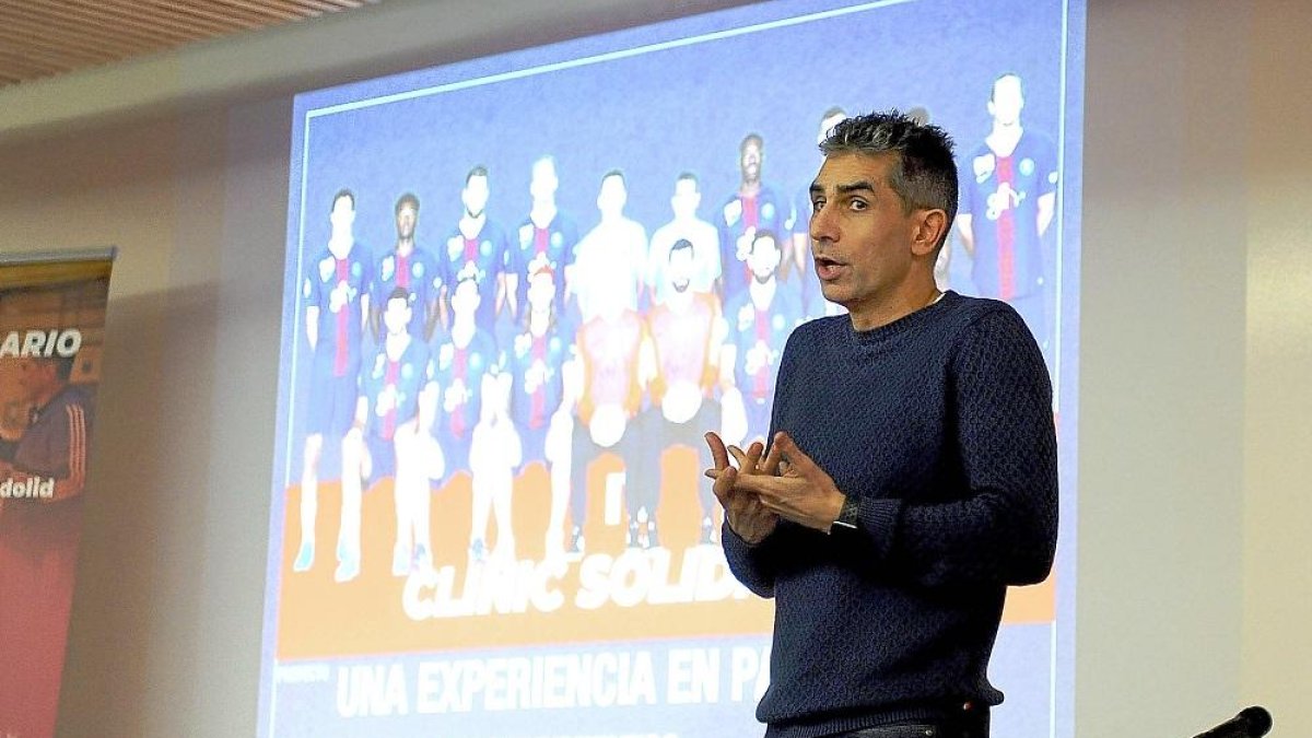 Jota González durante su charla en el clínic del colegio San Agustín.-ROBERTO FERNÁNDEZ