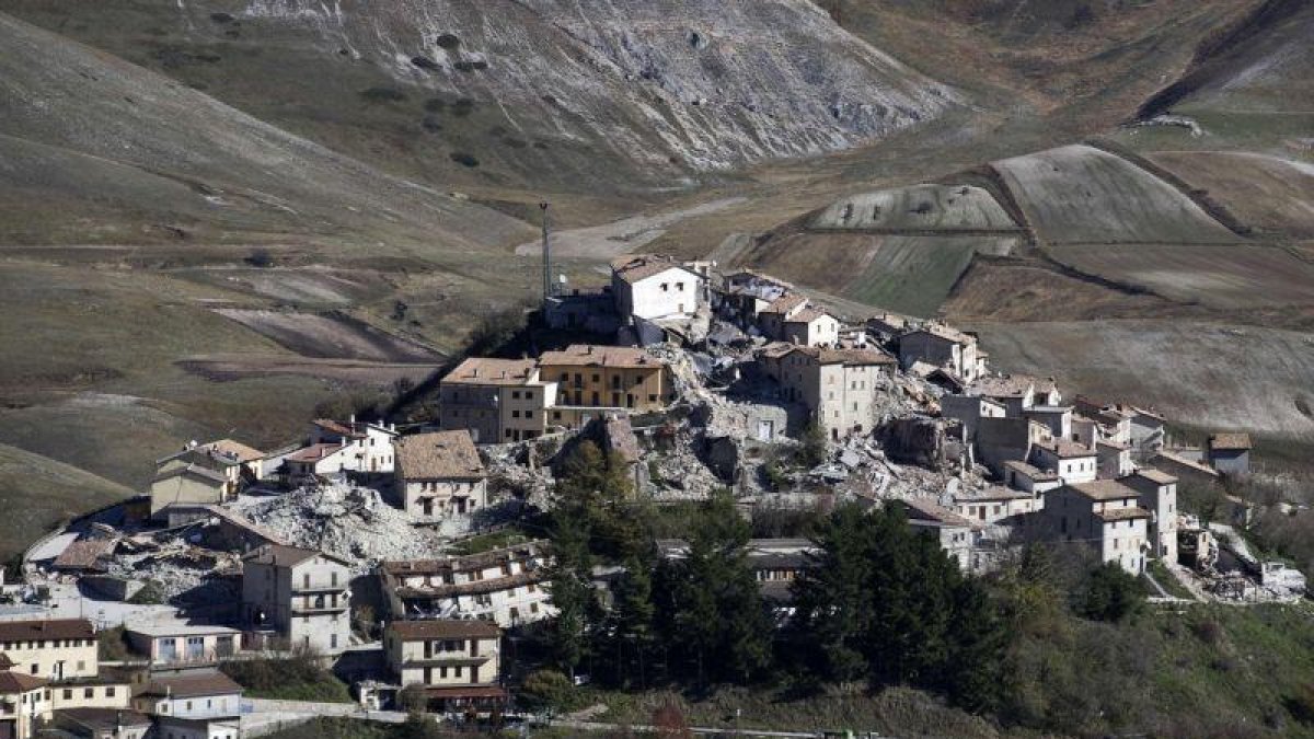 Imagen del municipio de Castelluccio, donde son evidentes los daños del terremoto del 30 de octubre.-AFP / FILIPPO MONTEFORTE