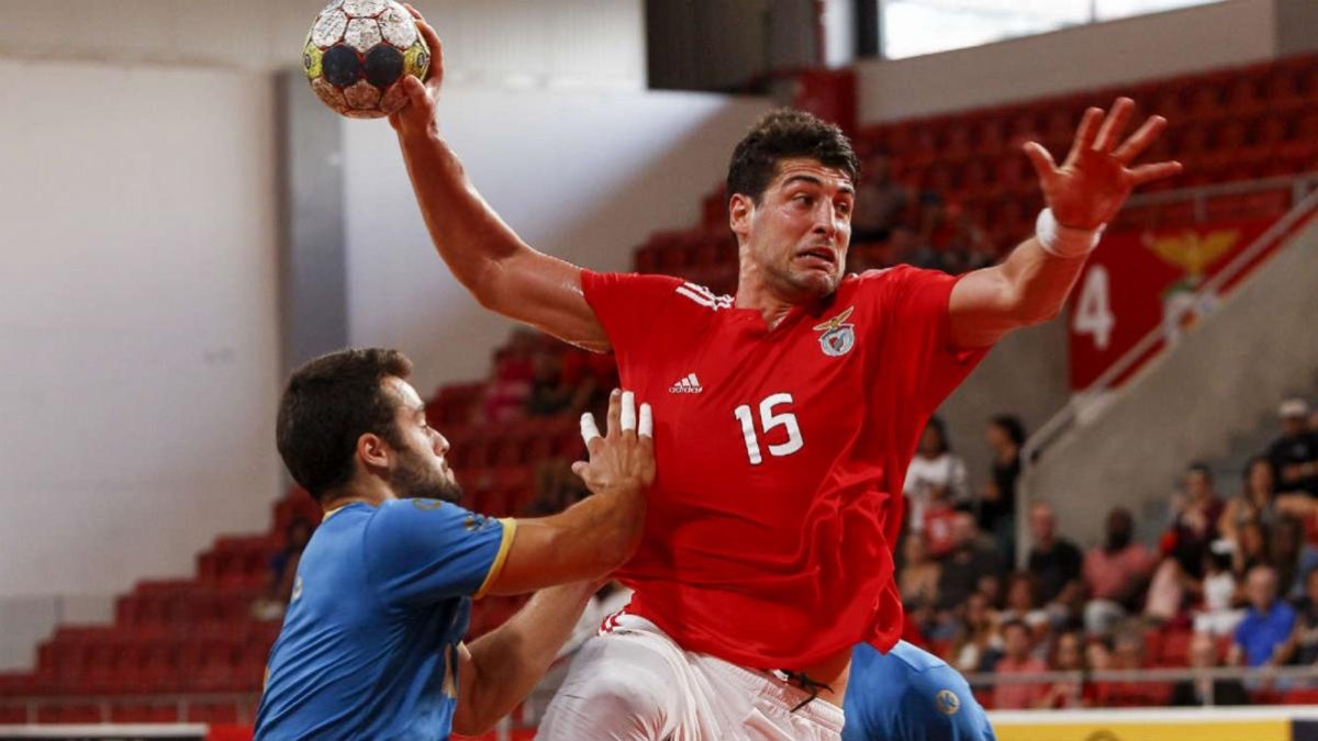 Artur Patrianova en una acción ofensiva con su último equipo, el Benfica portugués.-EL MUNDO