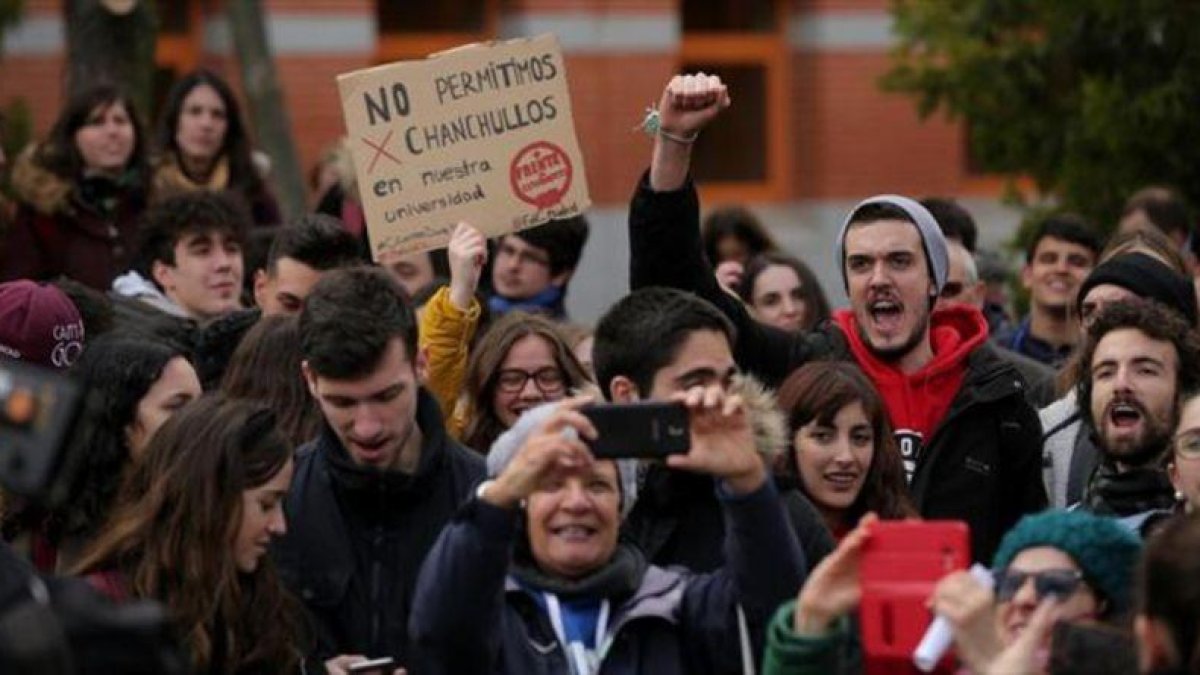 Protesta de los alumnos de la Universidad Rey Juan Carlos, afectada por los escándalos de los masters, la pasada primavera.-JOSE LUIS ROCA
