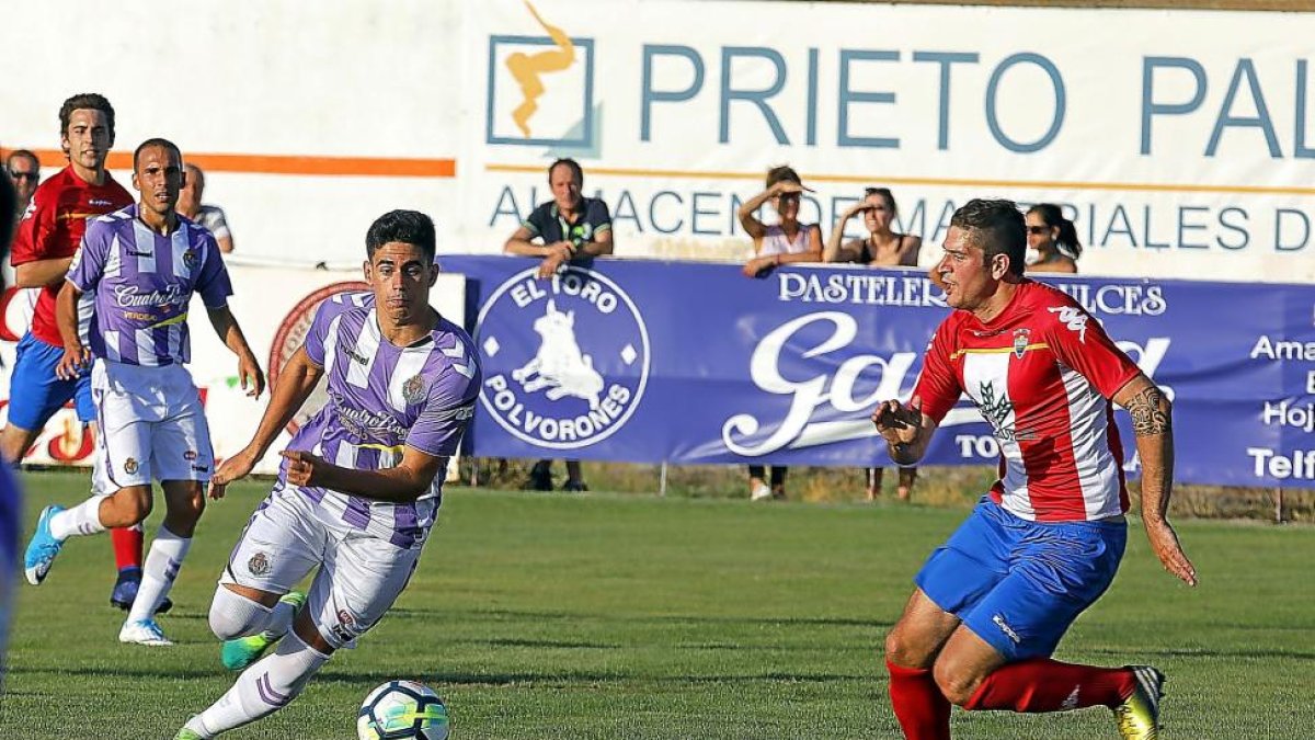 Miguel se lleva el balón en el primer partido de pretemporada del Valladolid.-PABLO REQUEJO