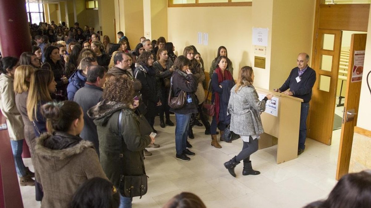 Opositores acceden al aula del examen de Enfermería en Salamanca, en una fotografía de archivo.-ICAL