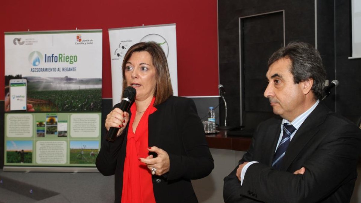 La consejera de Agricultura y Ganadería y portavoz de la Junta de Castilla y León, Milagros Marcos; y el subdirector de Infraestructuras Agrarias y de Investigación y Tecnología Agraria, Rafael Sáez González del ITAGRA.-ICAL