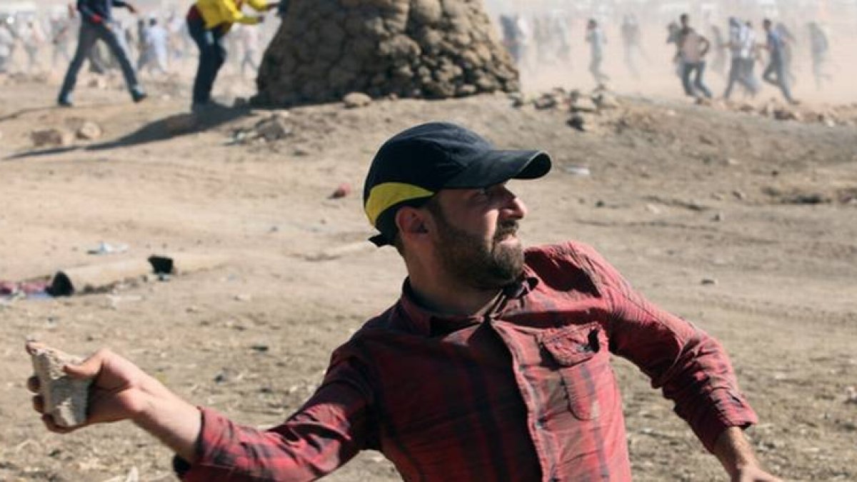 Los refugiados sirios intentan entrar en Turquía a expensas de los cañones de agua de las fuerzas de seguridad.-Foto: AP / BURHAN OZBILICI