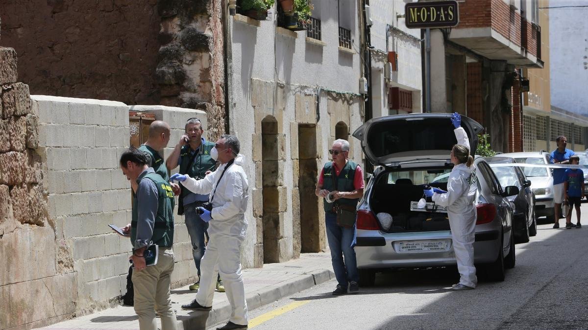 Agentes de la GuardiaCivil trabajan en la zona donde aparació el cadáver de Monika.-RAÚL G. OCHOA