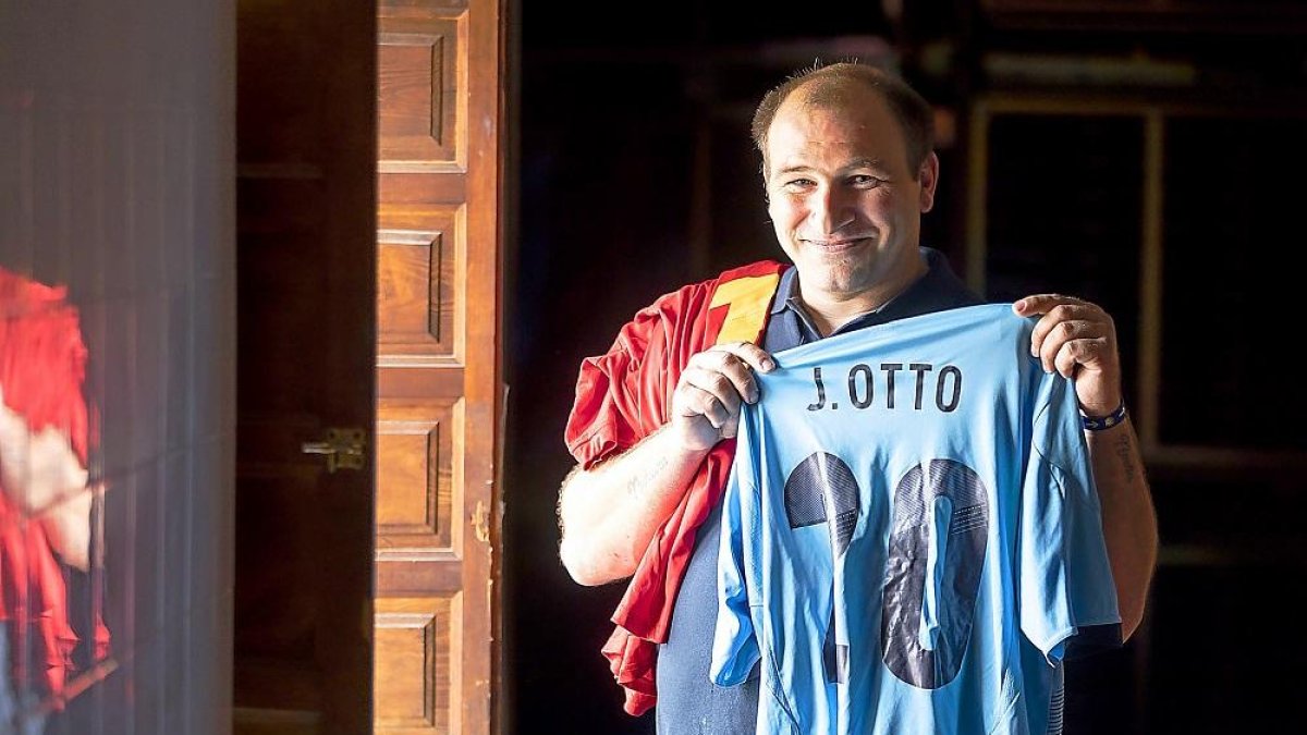 Sergio Castro Otto posa en la Bodega Dehesa de los Canónigos, con las camisetas de su hermano Jonny.-P. REQUEJO