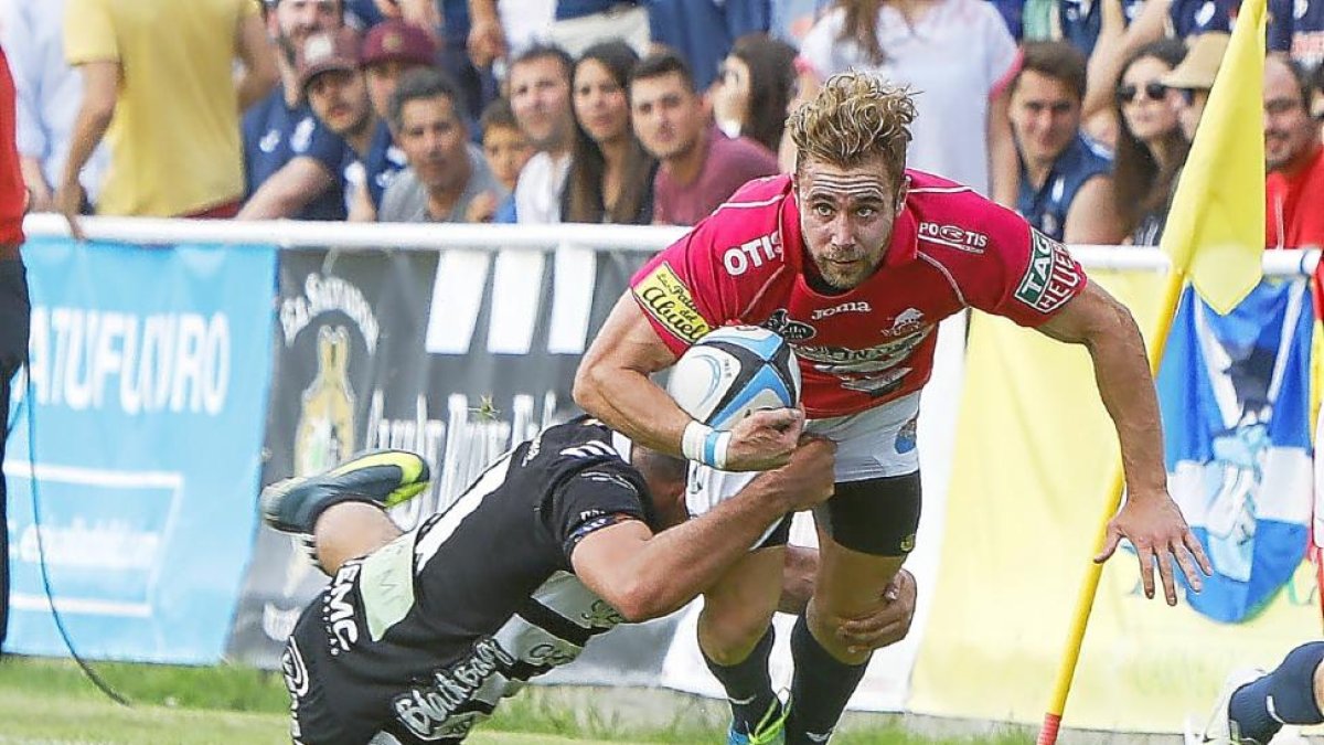 Placaje del SilverStorm El Salvador a John-Wessel Bell en el último derbi vallisoletano.-J.M. LOSTAU