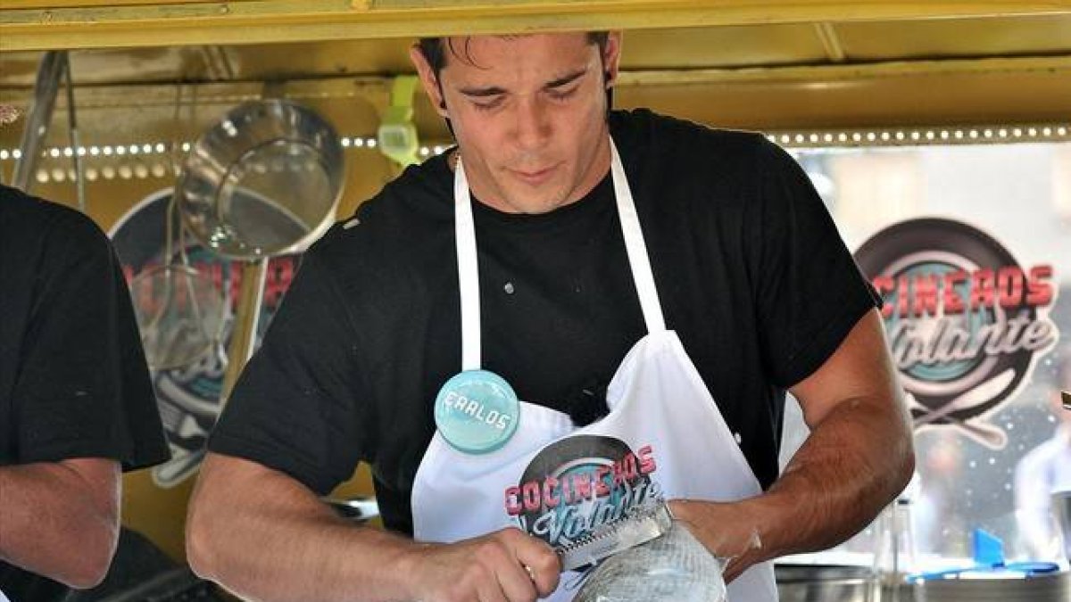 El concursante Carlos Maldonado en una de las pruebas de 'Cocineros al volante'.-