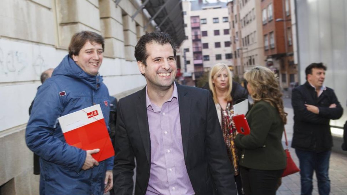 El secretario de los socialistas de Castilla y León, Luis Tudanca, se reúne con los líderes sindicales de Soria y el alcalde de esta ciudad, Carlos Martínez (I)-Ical