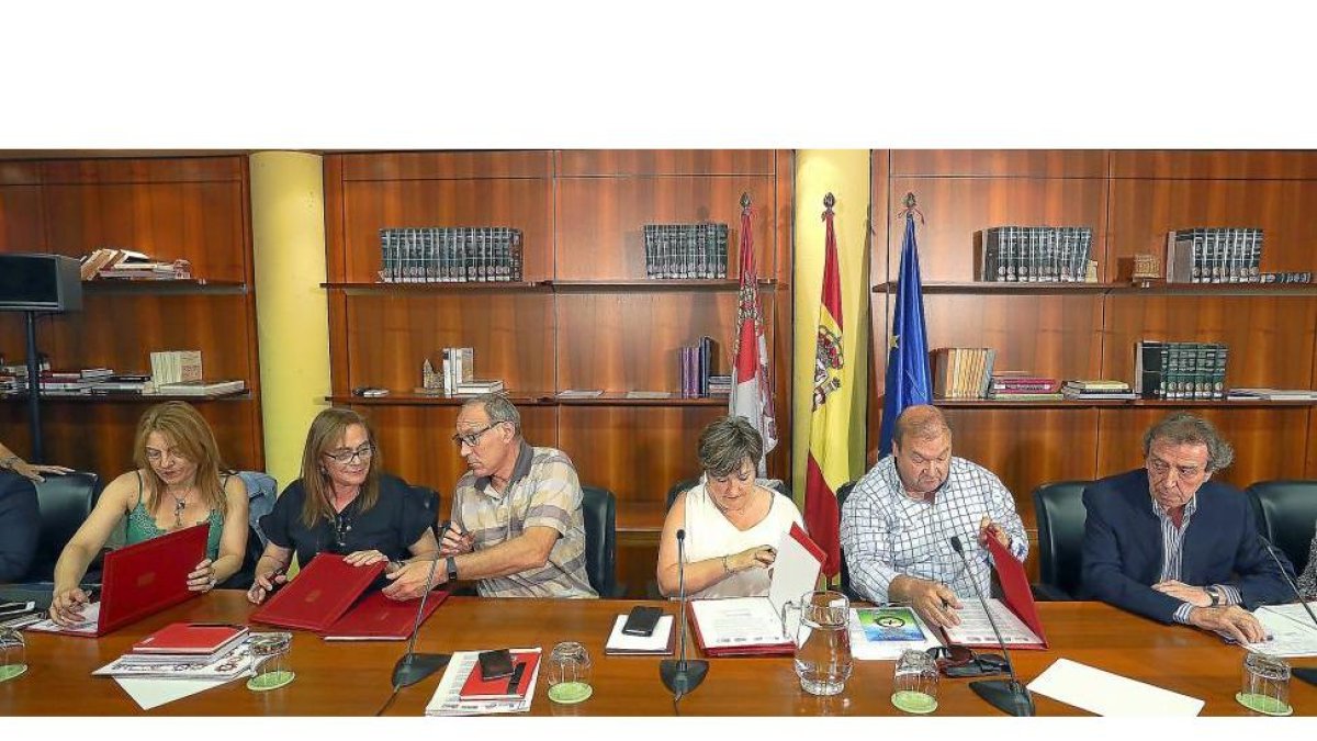 De izquierda a derecha, el representante de CCOO, Carlos López, la de UGT, Carmen Ámez, y el de CSI-F, Carlos Hernando, con el consejero, De Santaigo-Juárez.-ICAL
