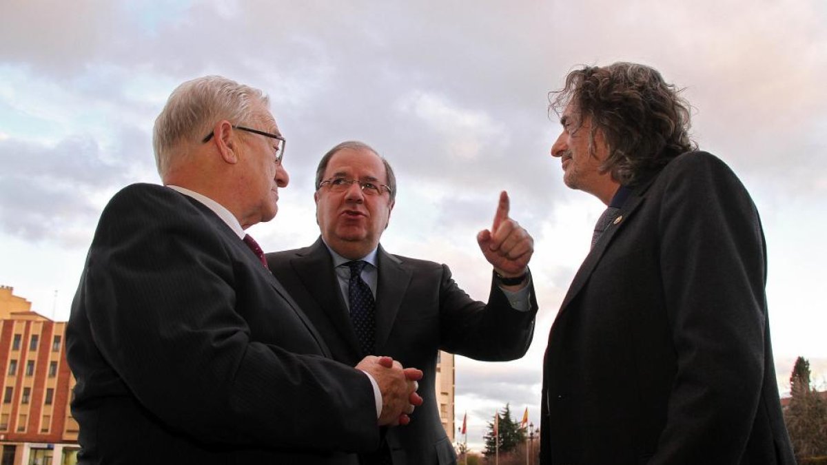 Juan Vicente Herrera saluda al presidente del Colegio Oficial de Psicólogos de Castilla y León, Eduardo Montes Velasco(I) y al presidente del Colegio de León, Vicente Martín (D).-ICAL