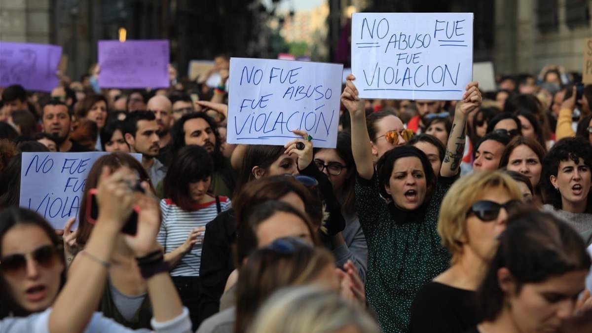 Concentración en la plaza de Sant Jaume, de Barcelona, contra la sentencia de La manada. /-FERRAN NADEU